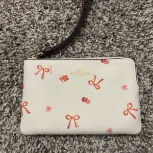 Corner Zip Wristlet With Bow Print
